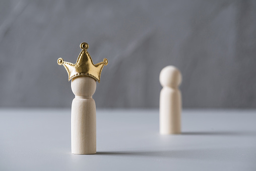 Короной потолок не поцарапал?