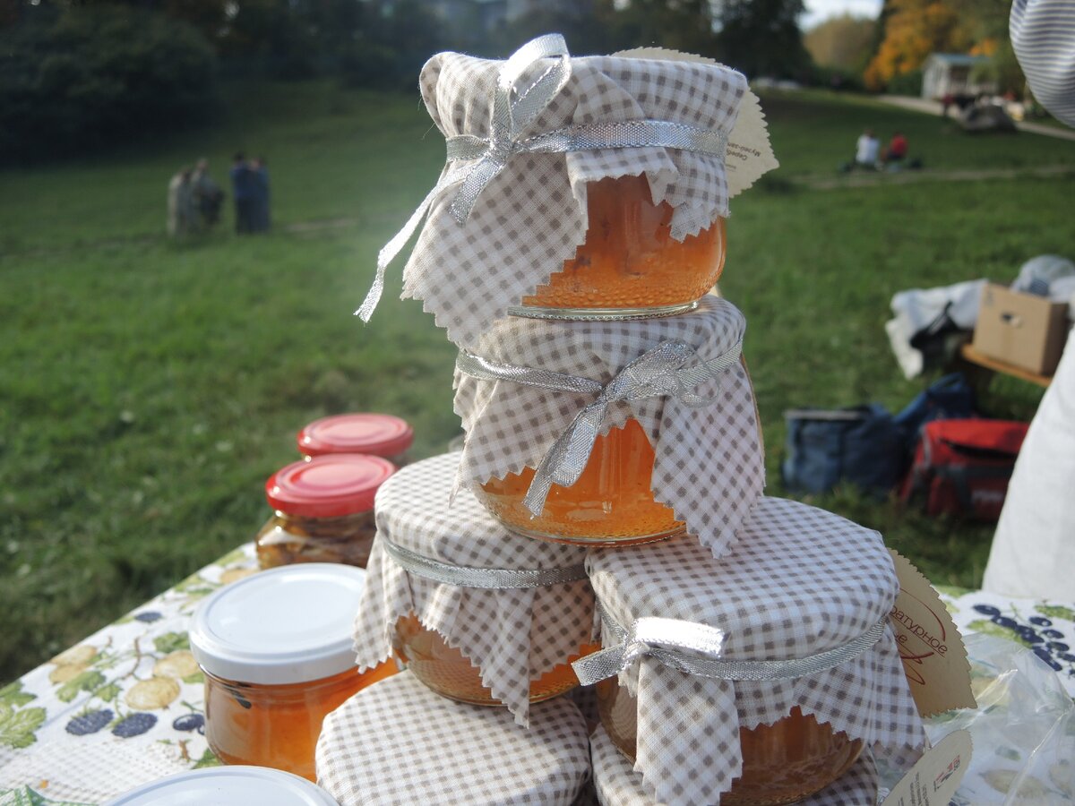 Именно так  выглядят сливы в банке после  бланширования и варки. 