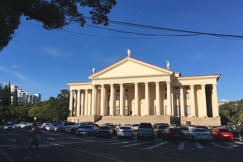 В дни «Кинотавра» площадь превращается в открытый кинотеатр. Стульев на всех не хватает, поэтому многие приходят с покрывалами и пледами