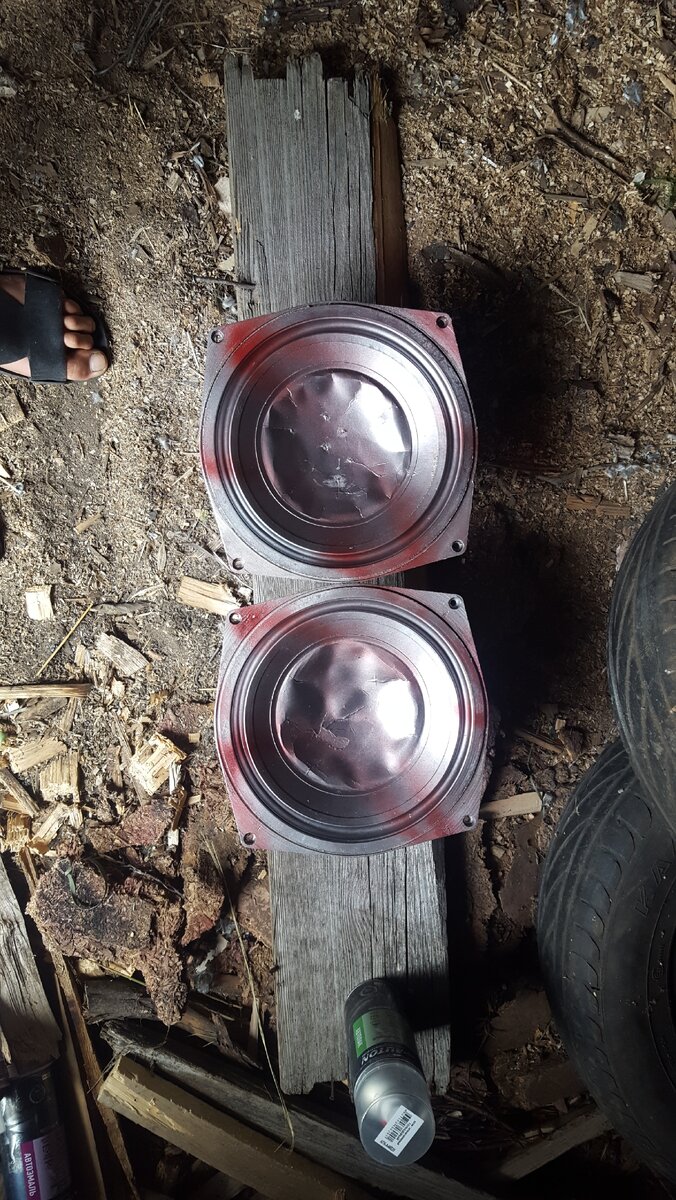 Чуть-чуть краски, которая была в наличии в дальнейшем еще́ синюю планирую добавить)