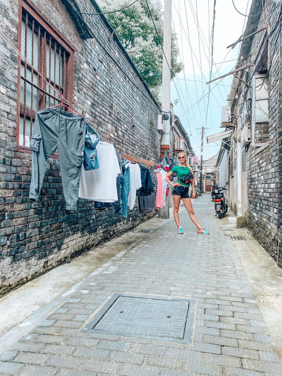 Тут даже вещи сушат на улице