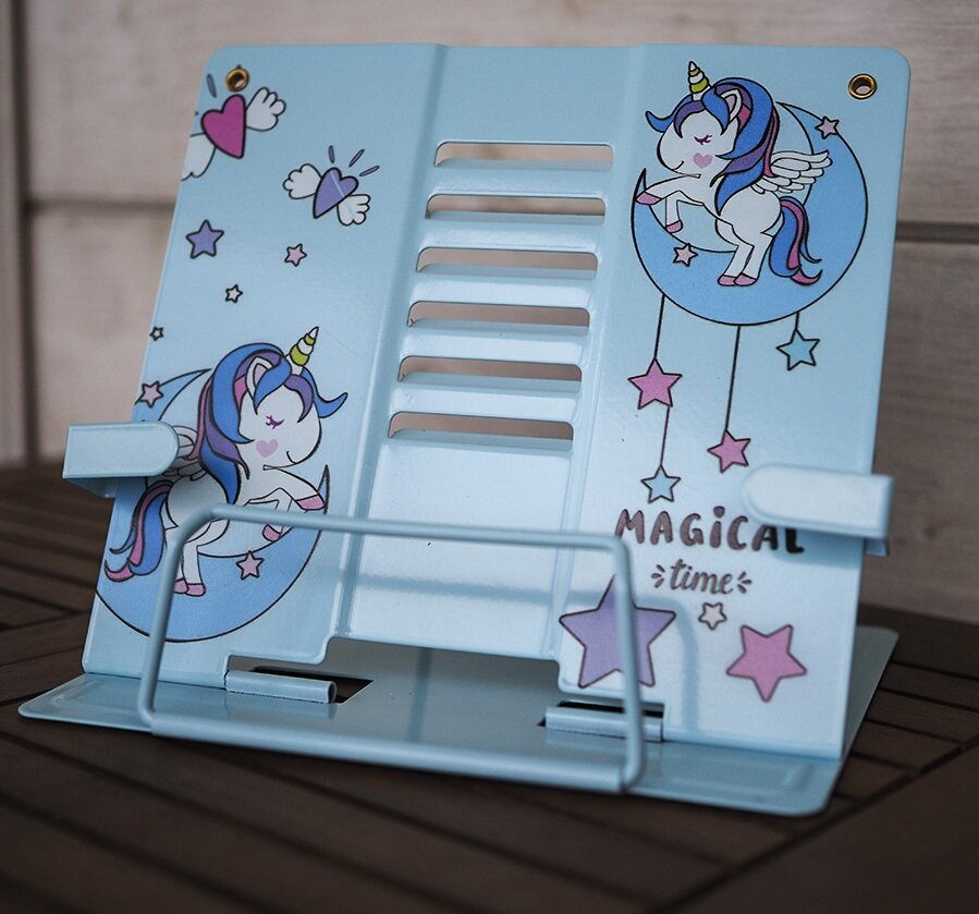 Красивые рисунки украсят рабочее место школьника.