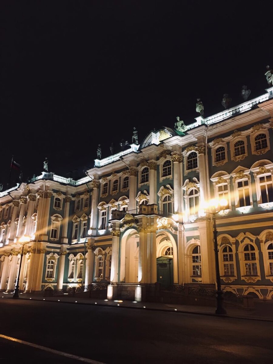 Шагает по Санкт-Петербургу