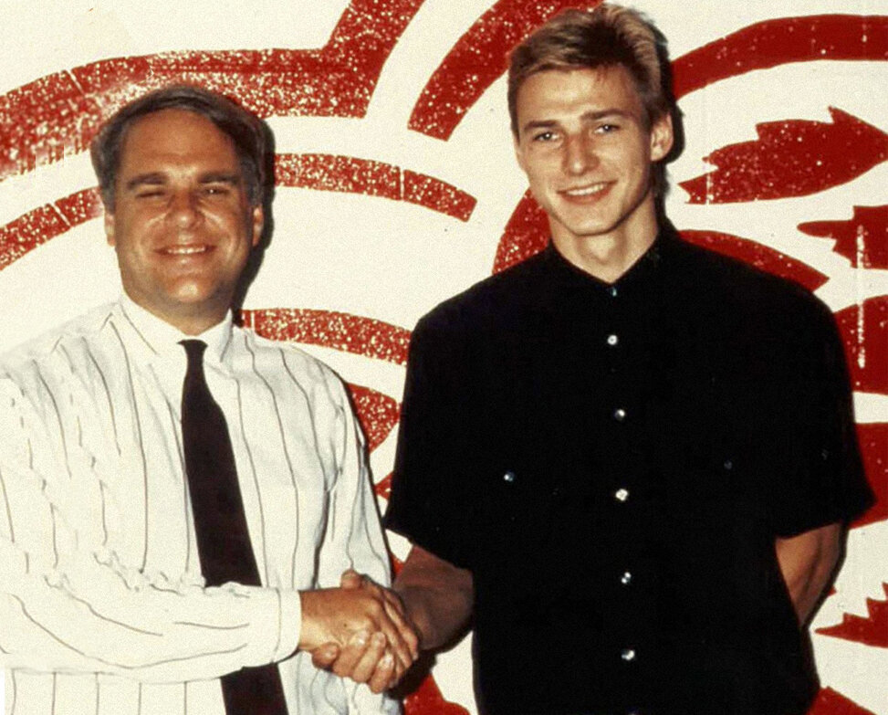 Вице-президент "Детройт Рэд Уингз" Джим Лайтс и Сергей Федоров на презентации новичка в американском клубе. 