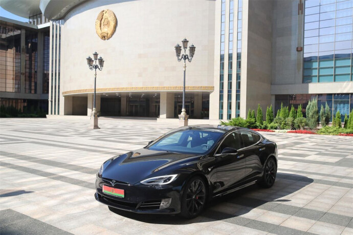 Та самая "подаренная" Илоном Маском Tesla Model S