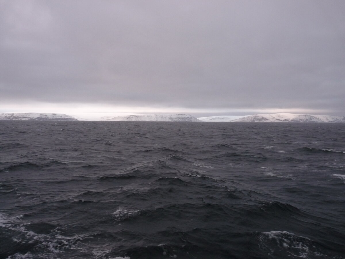 Острова Беннетта, острова Де-Лонга, Новосибирские острова в Восточно-Сибирском море. Где-то здесь могла находиться и Земля Андреева. Фото Никиты Кузнецова, GeoPhoto.ru.