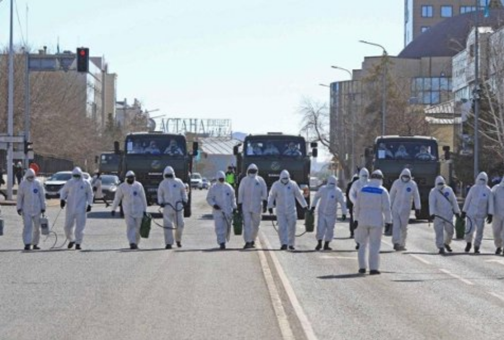 И наконец ликующие победители вступают в опустевший (и опустошаемый) город...