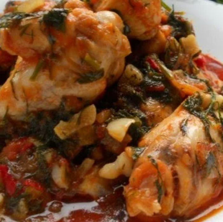 1. Курицу вымыть, обсушить, разрезать острым ножом на небольшие кусочки. Хорошо разогреть глубокую сковороду, положить в неё куски курицы. Обжаривать 10–15 минут на среднем огне, чтобы они равномерно покрылись корочкой.
2. Помидоры вымыть, ошпарить кипятком, снять кожицу. Нарезать небольшими кубиками и добавить к курице. Накрыть крышкой, тушить 8–10 минут.