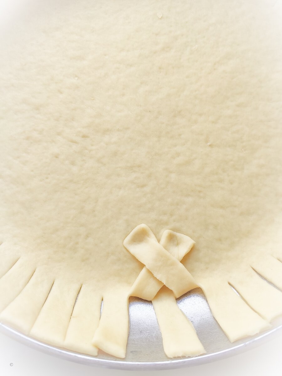 Делаю насечки толщиной 1 см по всей окружности формы