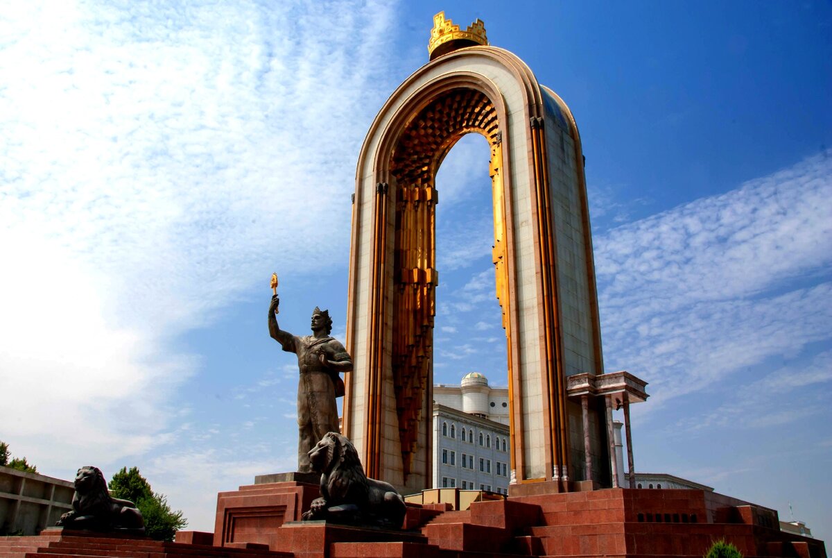 Памятник душанбе. Душанбе статуя самони. Таджикистан Исмоили Сомони.