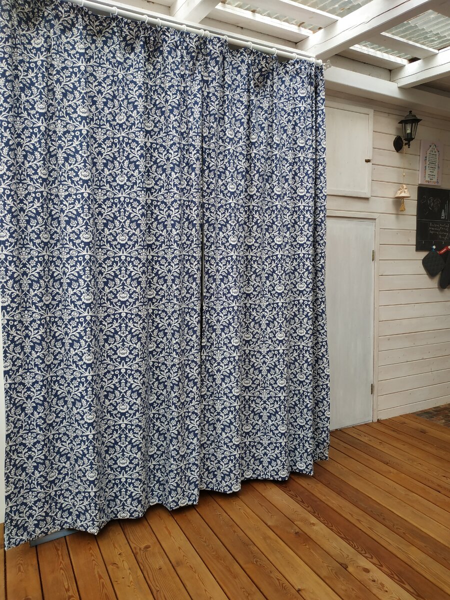 Вот так шкафчик выглядит в интерьере.