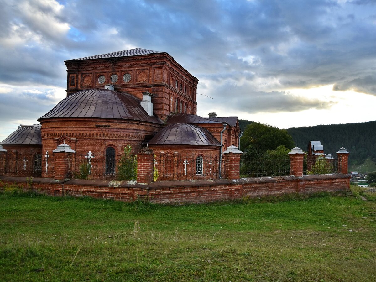 Свято-Никольский храм. Построен в 1898 году на деньги прихожан. Фото автора