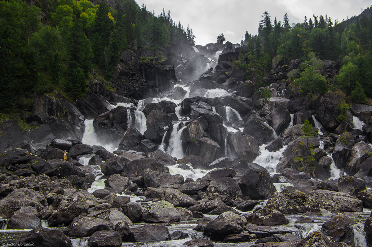 Большой Чульчинский водопад, более известный как Учар, считается одной из самых труднодоступных достопримечательностей не только Алтая, но и всей России.
