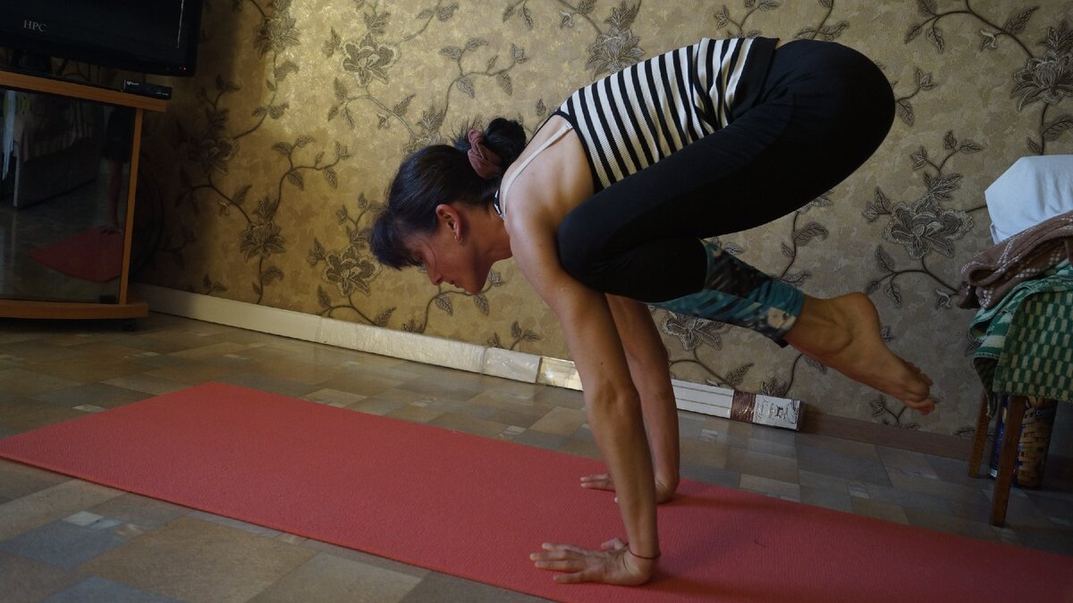 Поза в йоге "Бакасана"