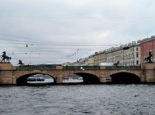 Мост знаменит скульптурой «Укрощение коня человеком», созданными скульптором П. К. Клодтом и ставшими одним из символов города