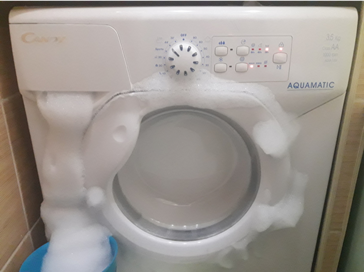 Если в какой-то момент вы решите, что можно постирать одежду своим шампунем вместо закончившегося порошка, гоните эту идею прочь.