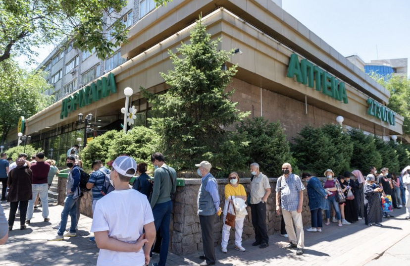 Фото очереди в аптеку. В июне-июле такие у нас были повсеместно. Фото из открытых источников 