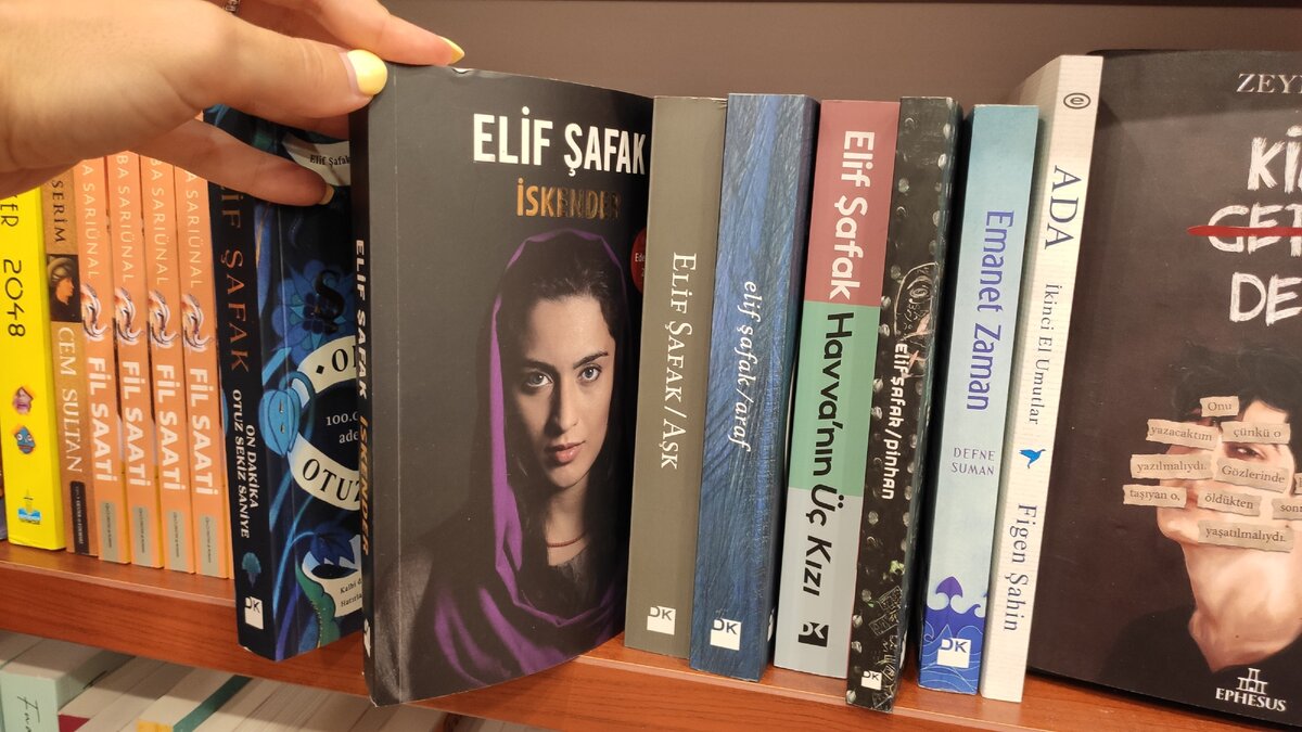 Турецкая книга на турецком языке. Турецкие книги на русском читать. Турецкий текст. Турецкий с любовью ханзаде не плачьте мои глаза. Книги турецких писателей на русском.