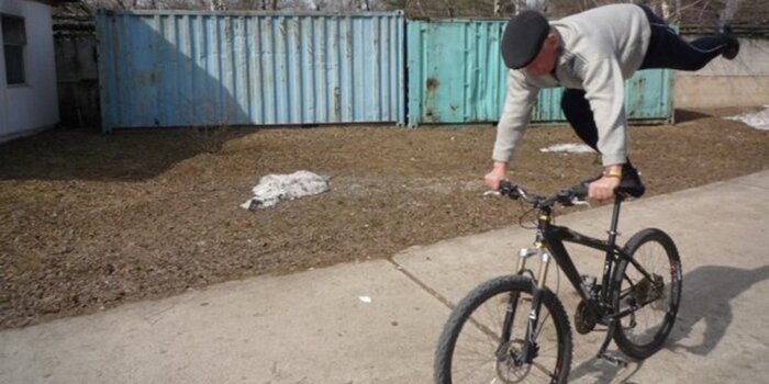 Дядя Вова был склонен к риску не только в бизнесе, на фото он делает трюк на велосипеде