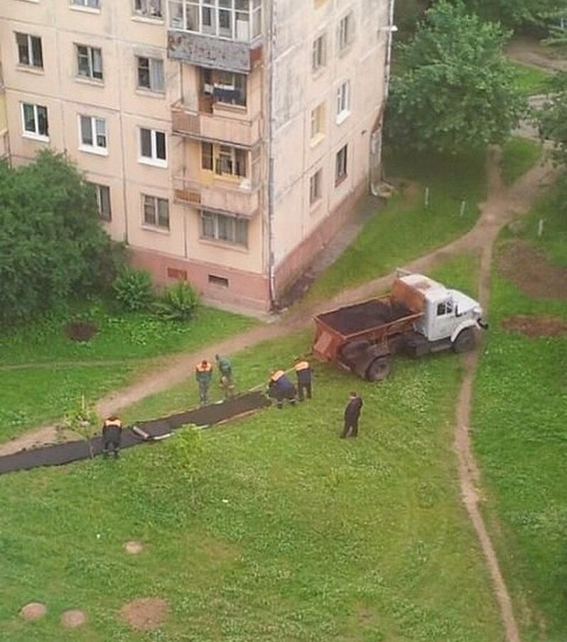 Мэр уже в пути, а тротуар к 1 сентября ещё не готов!)