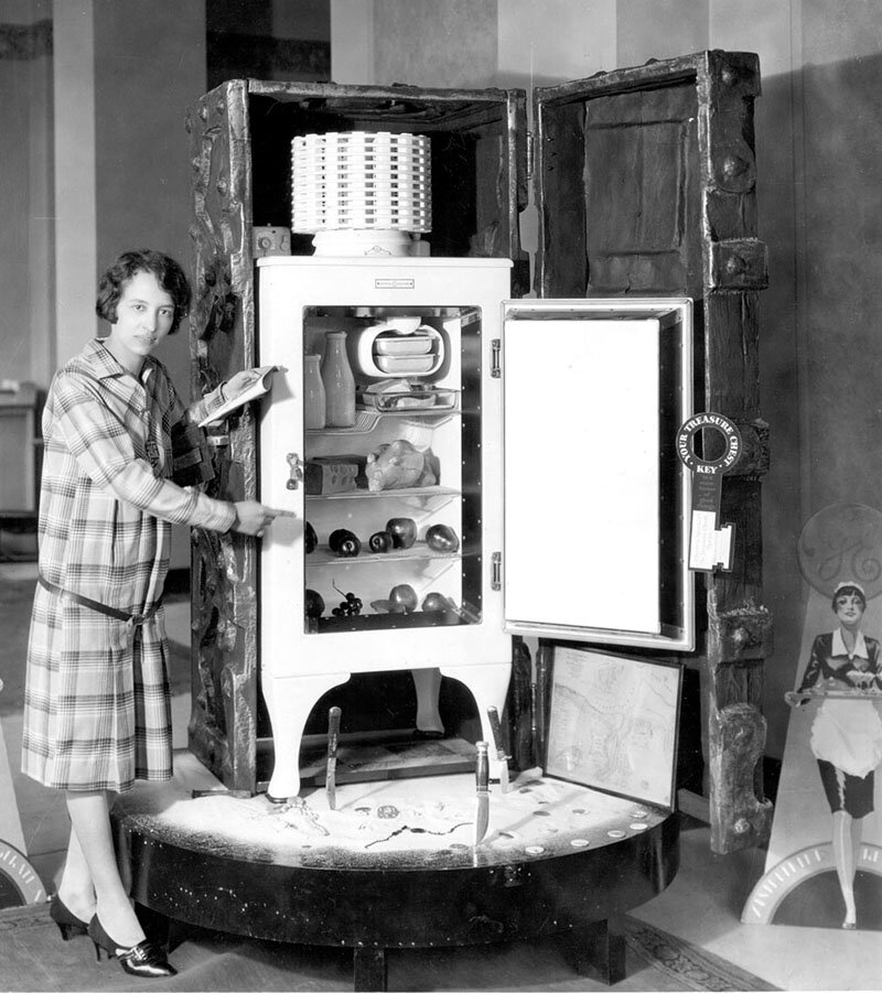 Первый домашний 18. Первый холодильник General Electric 1911. Холодильник Monitor-Top 1927. General Electric в 1927 холодильник. General Electric 1930 холодильник.