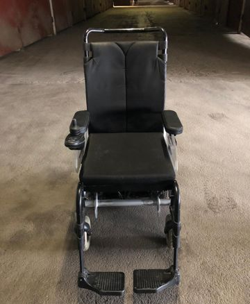 Примерно на такой моторной коляске с джойстиком я гуляю по выходным