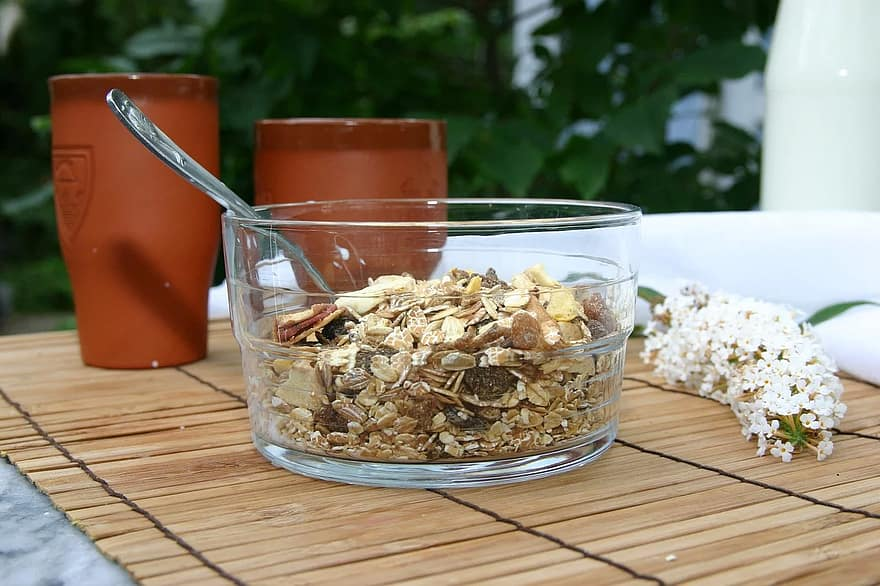 Хорошо снижает кислотность слизь в овсянке. Обычно, при воспалении поджелудочной железы ее подают в протертом виде