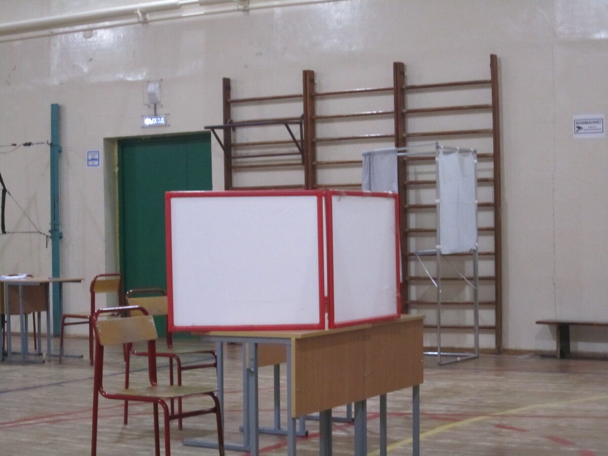 Пустые кабинки для голосования на моем участке где-то в 13-15 часов