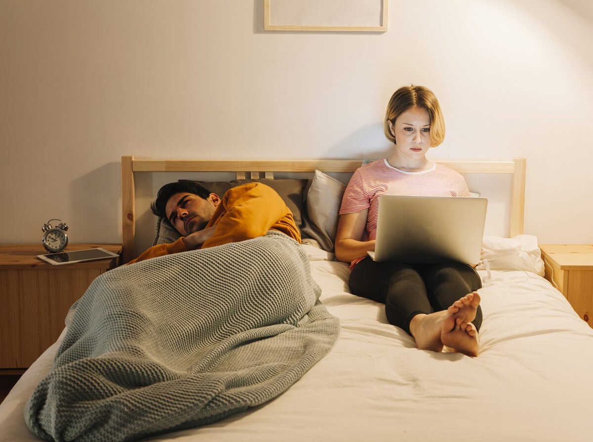 Слово «семья» имеет очень интересную расшифровку, если мы разложим его как понятие. СЕМЬ-Я. Кто такие эти семеро? Почему именно 7, а не 8 или 4? Не буду томить: это Вы и Ваш супруг, Ваши родители и родители Вашего супруга и как минимум один ребенок. Это та основа, на которой строится гармоничная семья.Если у Вас и Вашего супруга хорошие отношения с Вашими и его родителями, то у вас будет взаимопонимание, и Вы будете понимать, как воспитывать своего ребенка.
Если же Вы еще находитесь в стадии подростка и боретесь со своими родителями, не принимаете и не уважаете их, то в Вашу семью не поступает достаточное количество энергии ни для мужа, ни для детей.
Вы конечно скажете, что все это старорежимные мысли, так как «современный мир требует совсем других стандартов, западной независимости и реализации себя как личности, а родители не должны мешать двигаться молодым и т.д.». Но это мое мнение как специалиста, который постоянно сталкивается с результатами этой самостоятельности и индивидуальности, в виде неврозов, депрессий и ощущения отсутствия смысла жизни.Человек все еще остается существом социальным, который нуждается в других людях, как для получения энергии, так и для ее отдачи. И когда человек понимает, что он канал энергии на принятие и отдачу, через него протекает эта энергия, где семья является лишь одним из механизмов для реализации этой энергии. Если семья рушится, значит канал этой энергии забит, и человек вылетает с качелей туда, где ему дают время подумать «зачем нужна семья».
В чём смысл отношений?
Как понять, что отношения изжили себя и закончены?
Когда отношения можно вернуть?
Нужна ли жизнь в браке без любви?
Как спасти брак — советы мужчинам
Как спасти семью от распада — советы женщинам

В ЧЁМ СМЫСЛ ОТНОШЕНИЙ?

Семья – это многослойный механизм, и чтобы он работал, нужно понимать для чего мы вступаем в семейные отношения. Здесь может быть несколько разных причин: рождение и воспитание детей, создание общего дела для обеспечения жизнедеятельности семьи, помощь друг другу для личного духовного роста, поддержка какой-то более высшей цели. Если Вам не приходят возможности для создания общности, для создания семьи, значит Вы еще не готовы для реализации этих целей. В терапии с клиентами, которые приходят с запросом «хочу семью», я прежде всего рассматриваю, насколько тот или иной человек вышел из состояния ребенка своей собственной семьи, то есть насколько он или она «развелся» со своими родителями. Можно, конечно, закрыть глаза на этот факт, жениться или выйти замуж, не будучи отделенным от своих родителей, но рано или поздно этот вопрос все равно встанет. Само собой это не рассосется, и с этой сепарацией придется столкнуться через определенные негативные события в Вашей жизни.Второй момент, который надо учитывать, – это целостность мужчины и женщины, которые вступают в брак. Что я имею ввиду? Если встречаются два ребенка или два подростка, то в первом случае оба будут требовать друг от друга подтверждения внешней любви, под девизом «ты меня должен любить так, как я этого хочу, или как я это вижу». Во втором случае будет подростковая борьба в стиле «я прав, только мое мнение правильное». Это две истории про созависимости в отношениях. Когда же встречаются взрослые люди, то они четко понимают, что у каждого человека есть своя правда и свой путь, и если судьба дала возможность им пройти какое-то время вместе, то необходимо поддерживать друг друга в этом пути познания мира, ничего не требуя и не ставя своих условий. Как только кто-то предъявляет претензии или ставит условия, то автоматически превращается в подростка или ребенка.
КАК ПОНЯТЬ, ЧТО ОТНОШЕНИЯ ИЗЖИЛИ СЕБЯ И ЗАКОНЧЕНЫ?

Этот вопрос также часто задают на тренингах или консультациях. Мой ответ обычно «сразу». Нужно понять с первого взгляда, по пути Вам или нет, и чего ожидать от отношений? Вся проблема в том, что мы искаженно воспринимаем мир. Мы готовы впасть в мир иллюзии и нарисовать себе портрет того человека, который бы подходил нам. И в этом самый большой фокус и обман. Люди такие, какие они есть, и если на какое-то время нам захотелось надеть на них другой костюм, то плата за это – наше разочарование. Вот так очаровываться и разочаровываться мы можем бесконечно, бегая как лошадка по кругу на детской карусели, будучи привинченной болтами к диску. Тут нет смысла винить партнера или себя. Если отношения изжили себя, если, как выражаются многие клиенты, «я его любила, а потом он превратился в монстра, и я его разлюбила». Да не было никакой любви, была иллюзия, которая из очарования переросла в разочарование, в тот момент, когда партнер перестал соответствовать Вашей иллюзии.
Поэтому вопрос «отношения, которые изжили себя» можно переформулировать на «иллюзия, которая развеялась, и каждый предстал в своем естественном виде». Вот с этой реальностью уже надо что-то делать, либо принимать ее и менять свое отношение к ней, либо уходить в положение «stand by», и начинать с нуля строить себя, а не искать судорожно нового партнера, впадая в новую иллюзию.
КОГДА ОТНОШЕНИЯ МОЖНО ВЕРНУТЬ?

Не надо ничего никуда возвращать. То, что Ваше – никуда не денется, то, что не Ваше, рассеется как утренний туман.