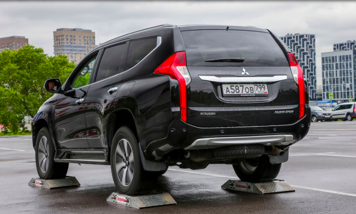 Mitsubishi Pajero Sport на роликовых платформах. Фото: zr.ru