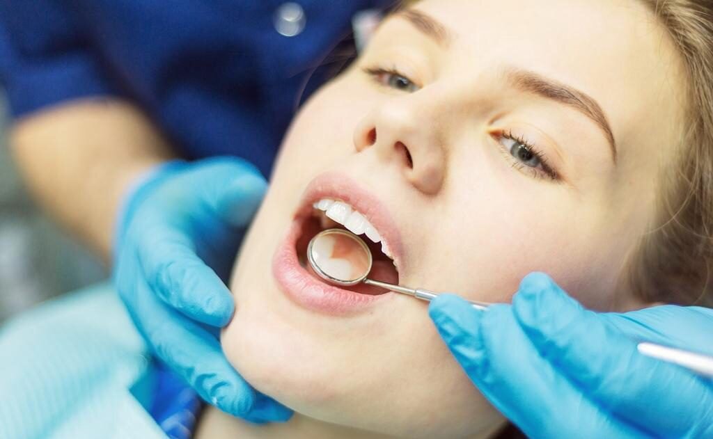 зубы стоматология. человек у стоматолога. девушка у стоматолога. стоматологические заболевания кариес. стоматологические заболевания кариес.