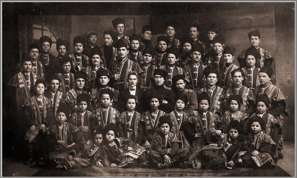 Кубанский Войсковой казачий хор. Старое фото. Здесь и воспитание: в первых рядах - мальчишки.
