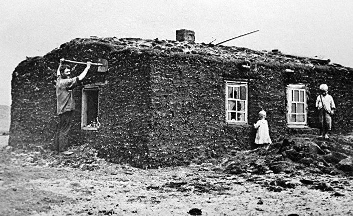 Земляной дом, в котором жили первые строители Магнитогорска