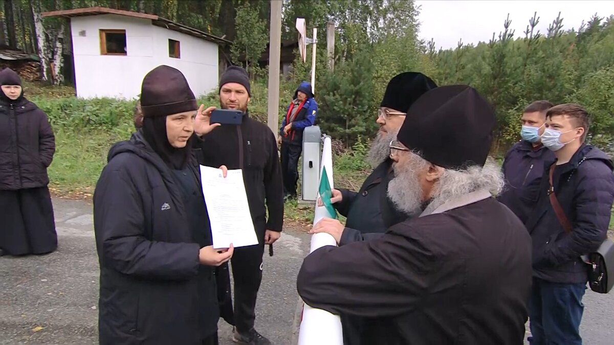 Приехавшие священники пытаются общаться с некой монахиней. Типа только после Поместного собора пустим :) 