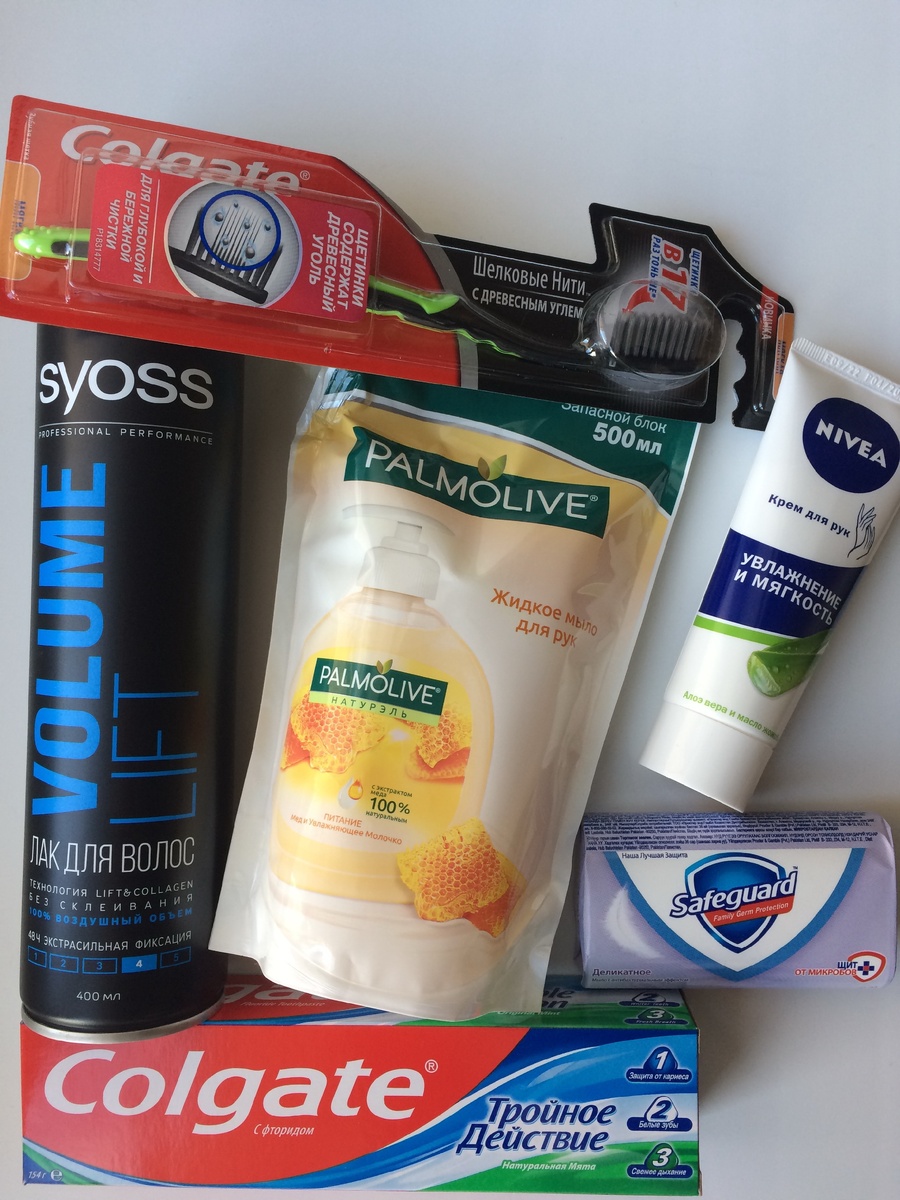 Вот такие товары в отделе косметики и средств личной гигиены в сети магазинов "Пятерочка" я приобрела сегодня по отличным скидкам: лак для волос Volume Lift торговой марки Syoss, жидкое мыло для рук "Питание: мед и увлажняющее молочко" торговой марки Palmolive, антибактериальное мыло для рук торговой марки Safeguard, крем для рук "Увлажнение и мягкость" торговой марки Nivea, зубная щетка "Шелковые нити" с древесным углем и зубная паста "Тройное действие" торговой марки Colgate