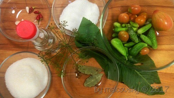 Ингредиенты для закуски из острых огурчиков и помидорчиков