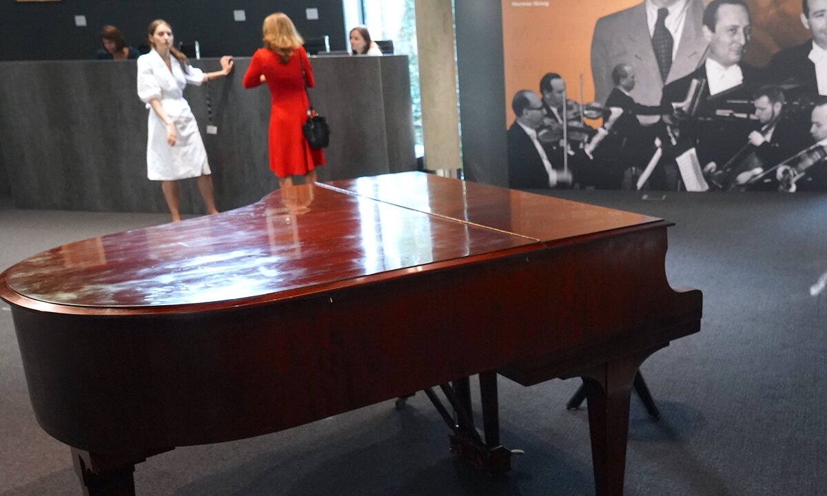 часы из винила. часы-будильник пианино. часы с нотами настенные. часы рояль настольные. часы на виниловой пластинке.