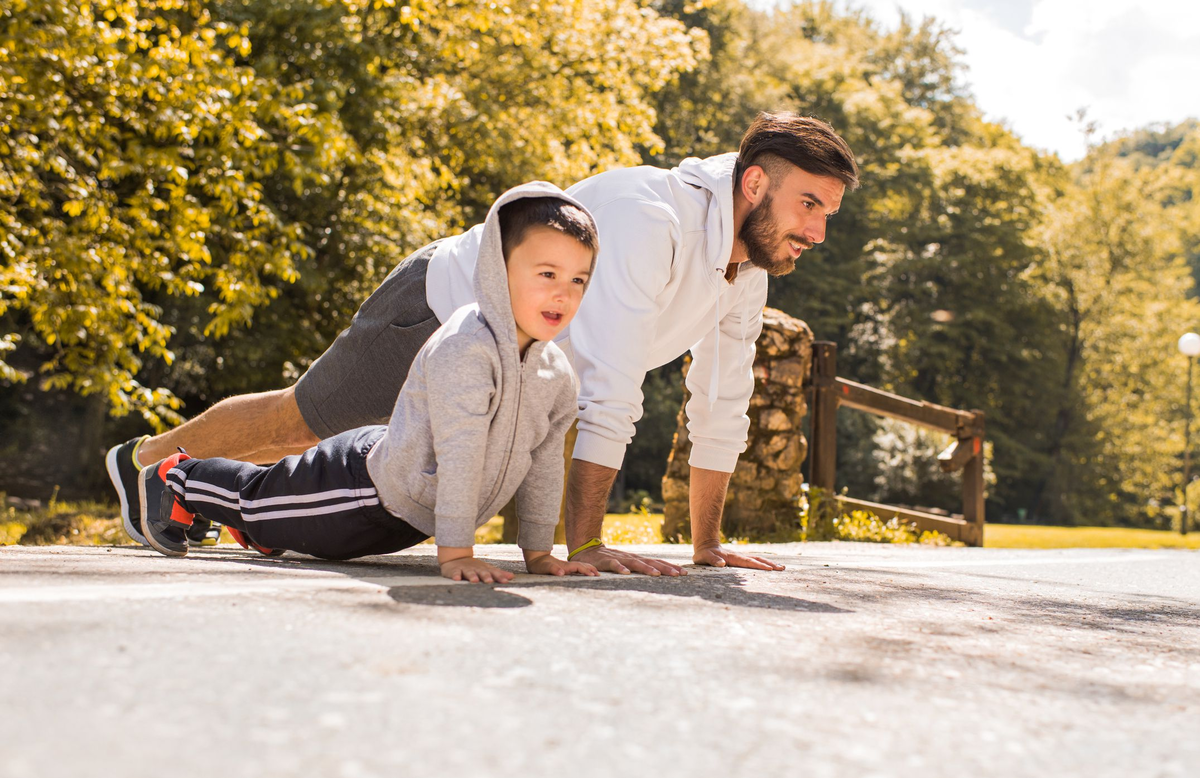 Папа и сын спорт. Отец и сын спорт. Дочь подражает маме. Father give Motivation to son.