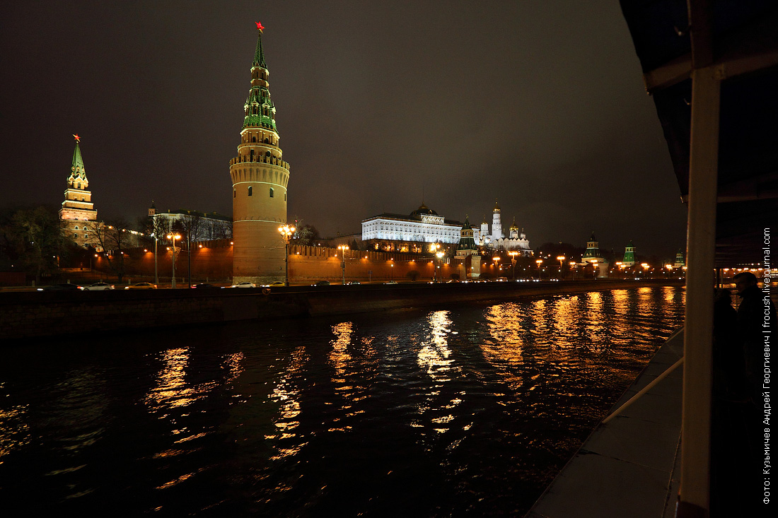 Москва вечером лето. Теплоход Москва река ночь. Кремль набережная Москвы-реки ночь. Москва теплоход Кремль. Москва теплоход Кремль лето.