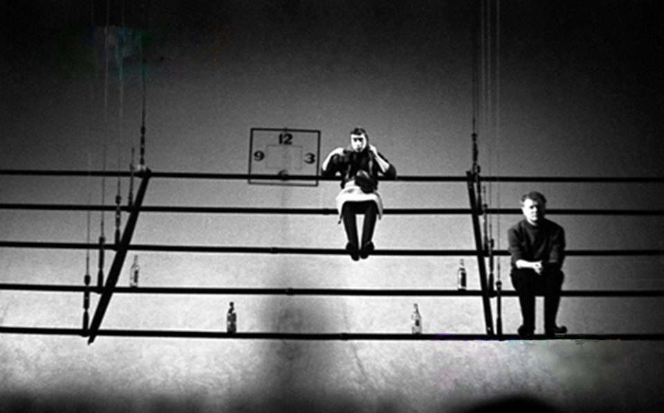 10 февраля 1970 г. Спектакль "Берегите ваши лица", премьера. В. Высоцкий в роли тети Моти. © фото Г. Перьян