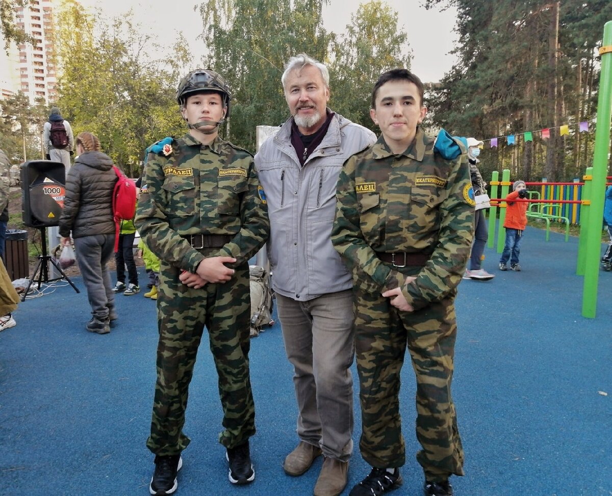 Вчера состоялся Фестиваль творчества Центра "Социум", где прошла презентация его многочисленных клубов. Собравшиеся зрители- дети с родителями и подростки - смогли понять, что им интересно и куда можно записаться на занятия.
Наши корреспонденты попросили поделиться организаторов и участников события своими впечатлениями.
Первым с фотоаппаратом вышел на нас Анатолий Николаевич Ромашов, руководитель Центра спортивного и патриотического воспитания "Уралец". По его словам, фестиваль прошёл феерично, некоторые направления были представлены в первый раз.
Хотелось бы, чтобы всё происходило немного пораньше, когда погода более тёплая.
Праздник развернулся на прекрасной площадке, над которой все вместе потрудились, ребята из клубов. Они также оставили свои положительные отзывы.
