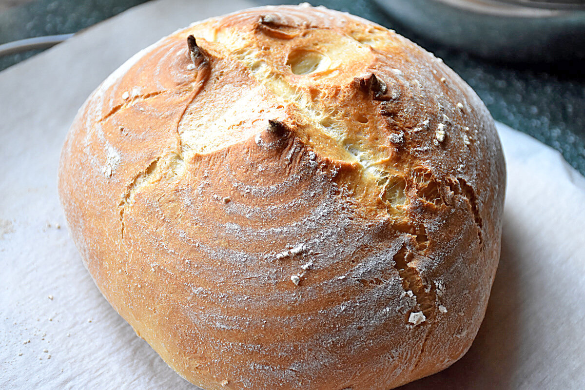 Хлеб без яиц рецепт без дрожжей. Круглый хлеб. Круглая Буханка хлеба. Дрожжевой хлеб. Красивый круглый хлеб.