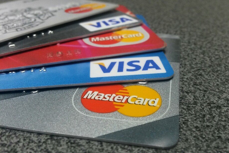 Пенсионеры и получатели детских пособий лишены возможности получать выплаты на карты visa и mastercard
