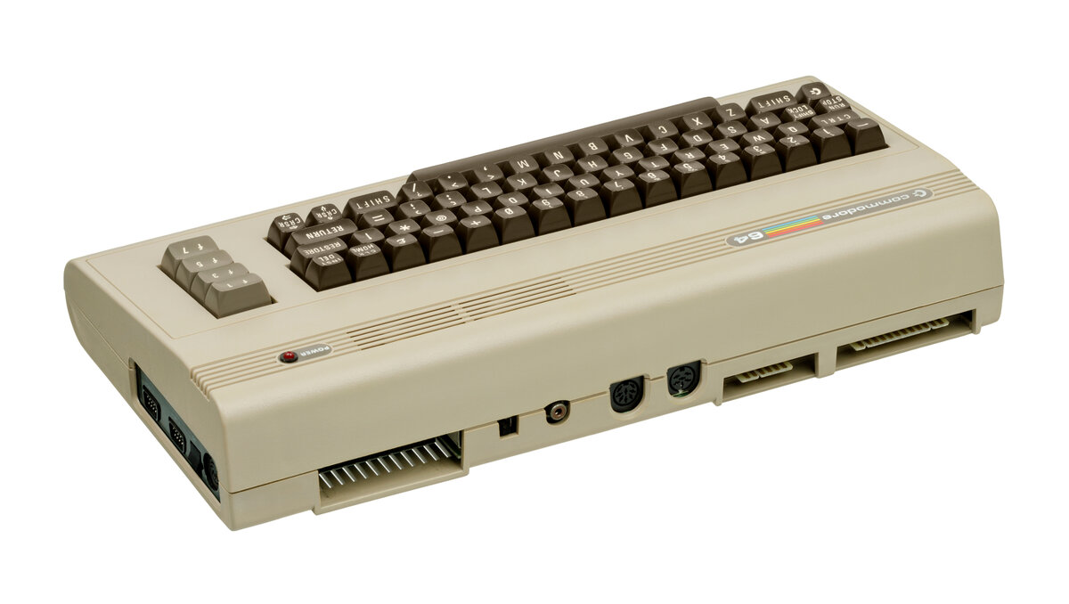 Commodore 64, фото: Evan-Amos, Own work, Public Domain, https://commons.wikimedia.org/w/index.php?curid=17427099