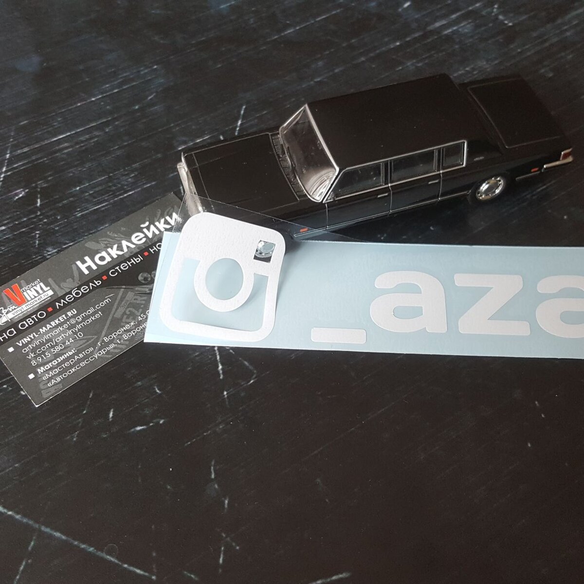 Наклейка с инстой со старым логотипом, что был у компании до мая 2016 года