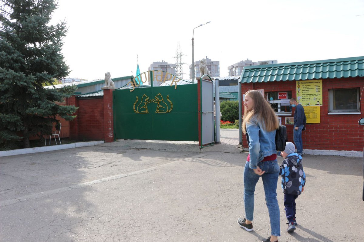 Вход в зоопарк.
Надо сказать, что по мимо платного входа фото- и видеосъемка тоже платные.