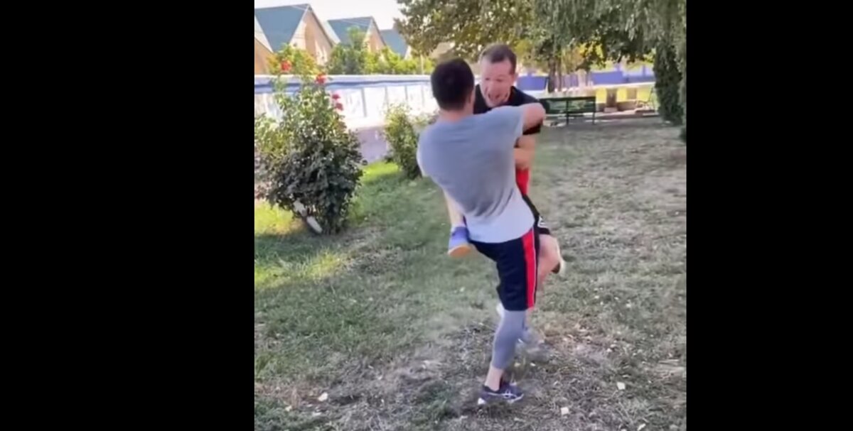 Ильясов делает подсечку Петру