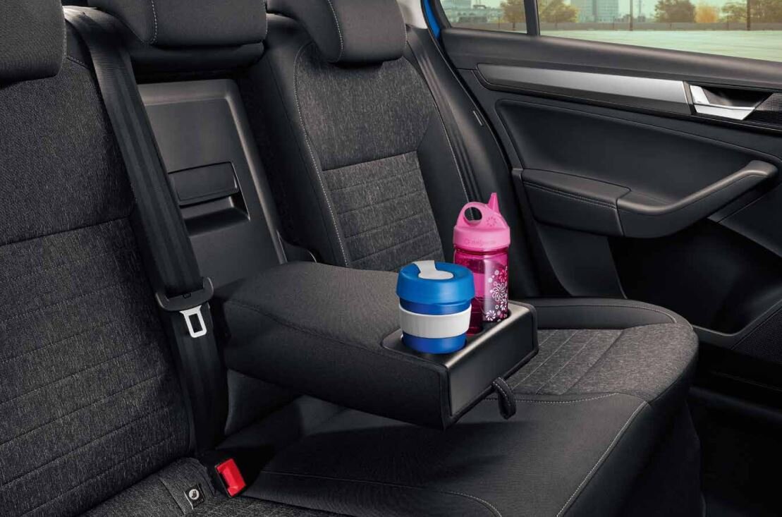 Подстаканники глубокие и вместительные — стакан не выпадет из углубления даже во время движения по бездорожью. Здесь удобно держать воду и сок для ребенка, сидящего рядом в автокресле