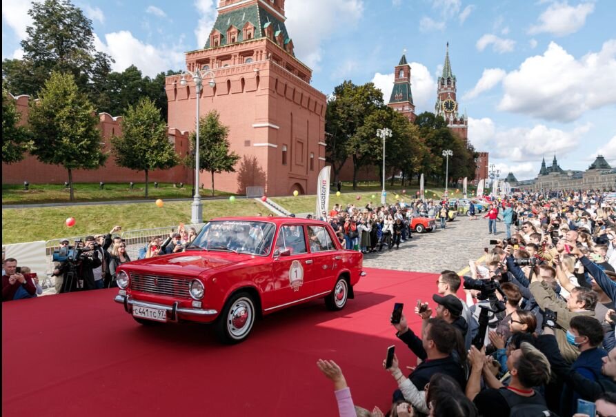 Возглавила престижное авторалли машина под номером 1 французского промышленника Ива Каракатзаниса. Фото: oldschooler.ru