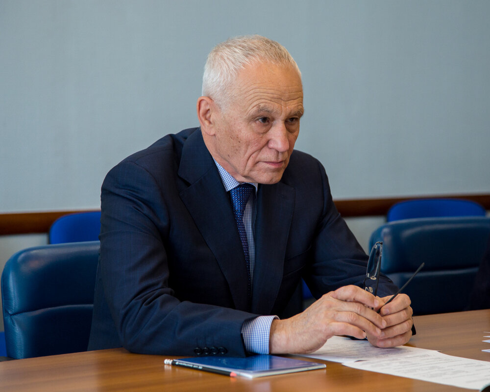 «Постоянный комитет Союзного государства взял в проработку идею строительства магистрали, была разработана бизнес-модель, проведены консультации в четырех государствах, по территории которых может пройти магистраль. Везде отношение к этому проекту положительное. Если он будет реализован, то станет крупнейшим проектом высокоскоростной магистрали на европейском континенте. К проекту магистрали Санкт-Петербург — Минск — Варшава — Гамбург протяженностью почти 2,5 тыс. км проявили большой интерес банковские и финансовые структуры, отметил госсекретарь Союзного государства. «Мы предложили модель частно-государственного партнерства в основном с опорой на частные финансы, — сказал Рапота. — Из Санкт-Петербурга в Минск поезд сейчас идет 13-14 часов, нам надо уже переходить на новый технологический уровень, причем сразу на самый высокий. Сейчас проект прорабатывается на уровне правительств», — подчеркнул Григорий Рапота.